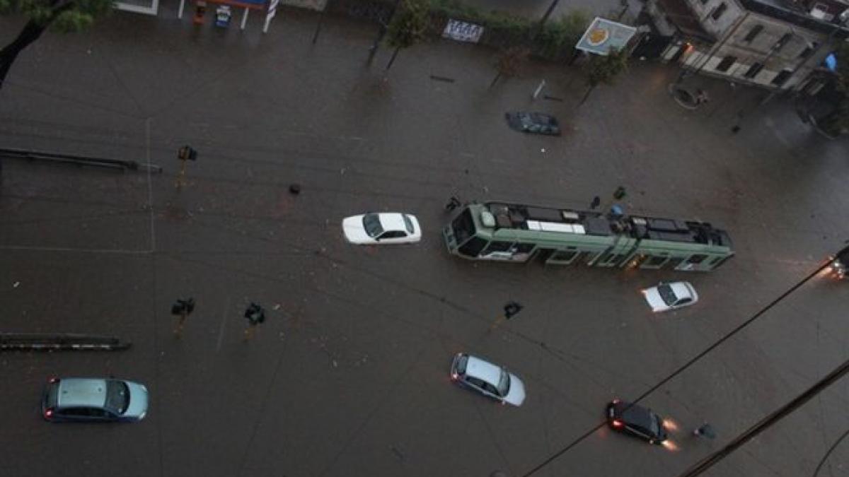 cod rosu de ploi la roma ploi abundente furtuni si inundatii in intreaga italie