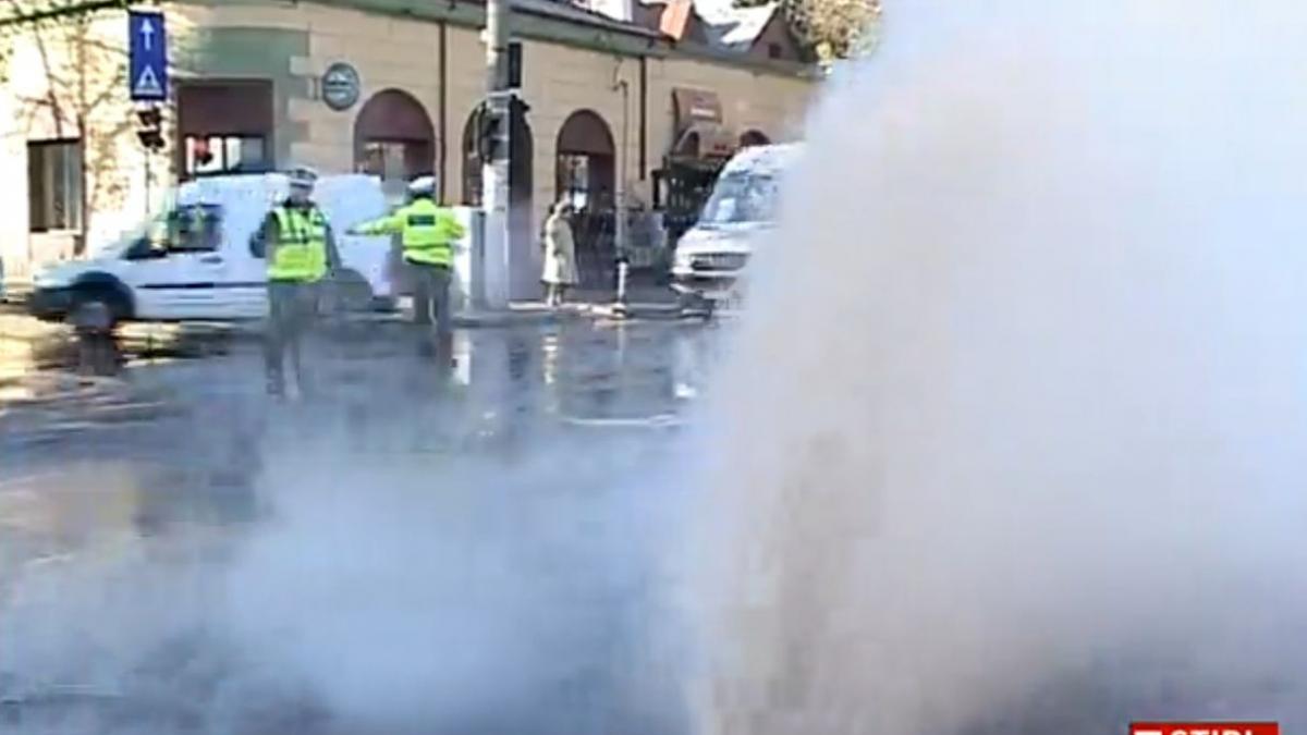 fantana arteziana improvizata in centrul galatiului din cauza unei conducte de apa care a cedat