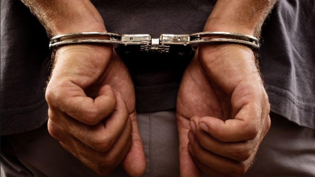 italian retinut pentru pornografie infantila dupa ce a dus la developat mai multe poze indecente