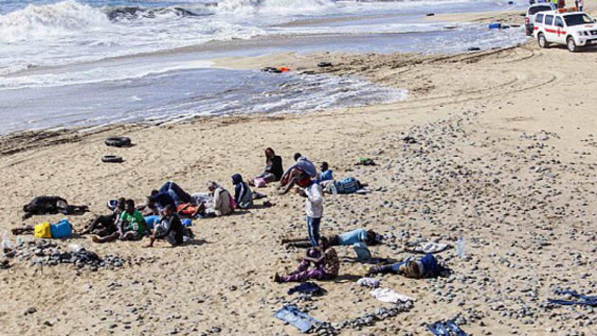 panica pe o plaja de nudisti din spania dupa ce o barca cu imigranti africani suspectati de ebola a