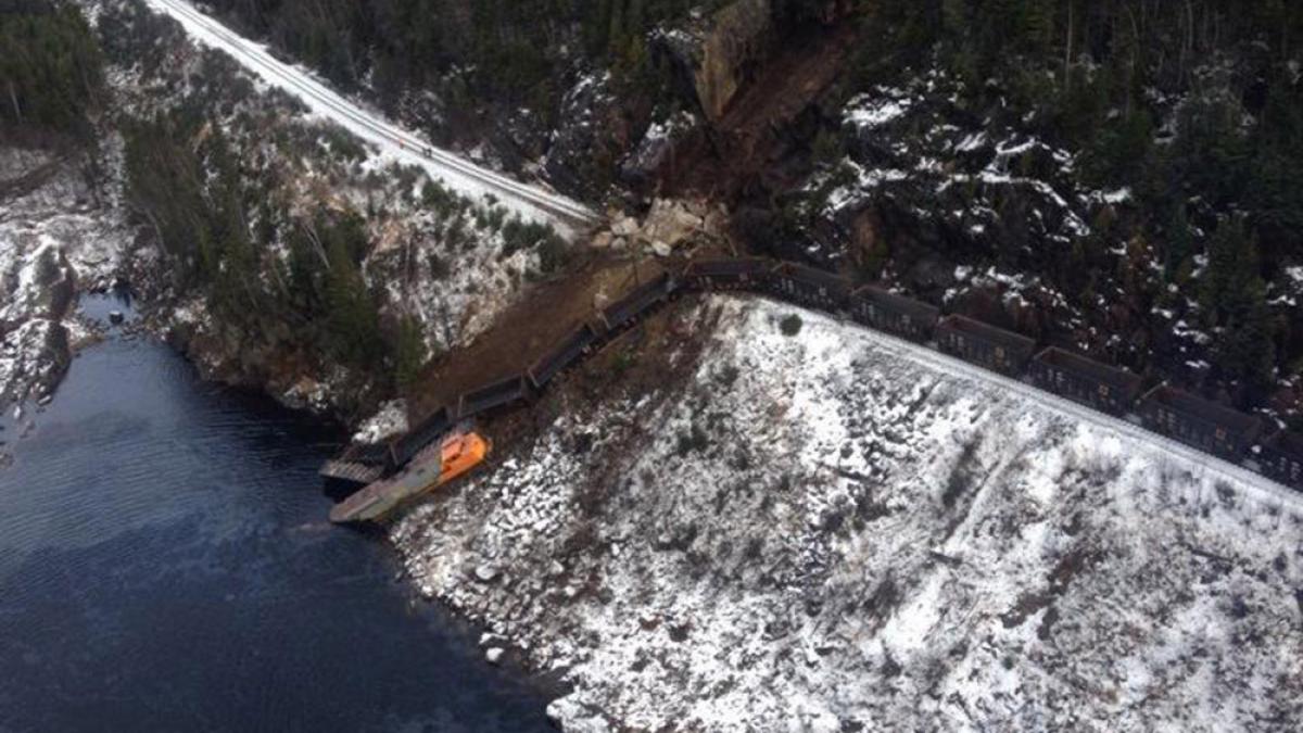 un tren de marfa a deraiat in canada iar doua locomotive si mai multe vagoane au cazut intr un rau
