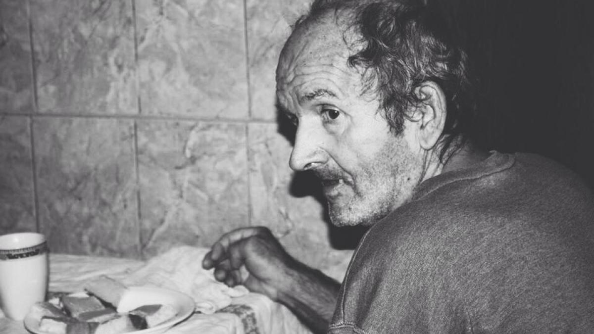 cand ingerii traiesc printre oameni povestea impresionanta a familiei care are grija de batranii