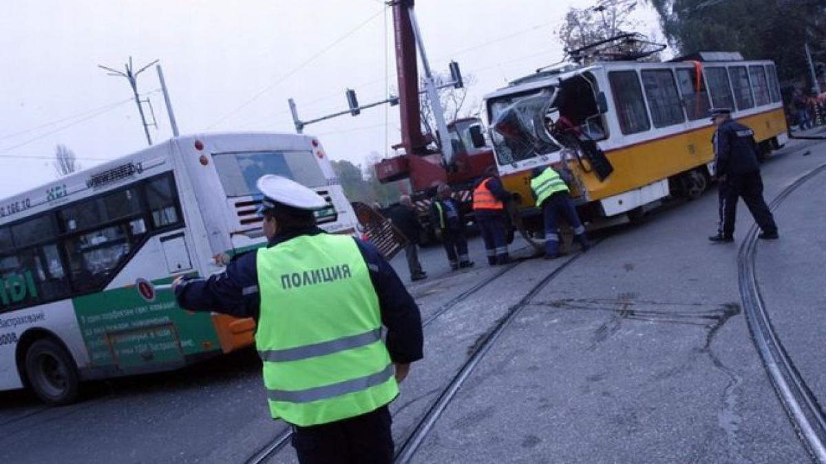un autobuz s a ciocnit violent cu un tramvai in centrul sofiei