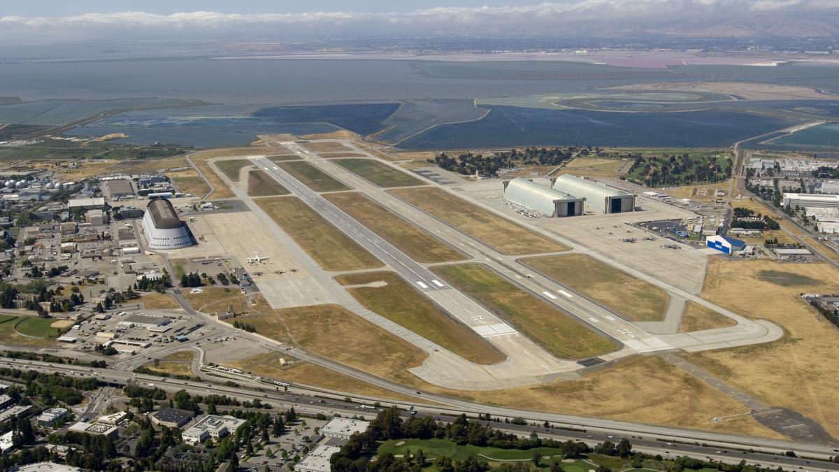 google a inchiriat un aerodrom al nasa pentru urmatorii 60 de ani