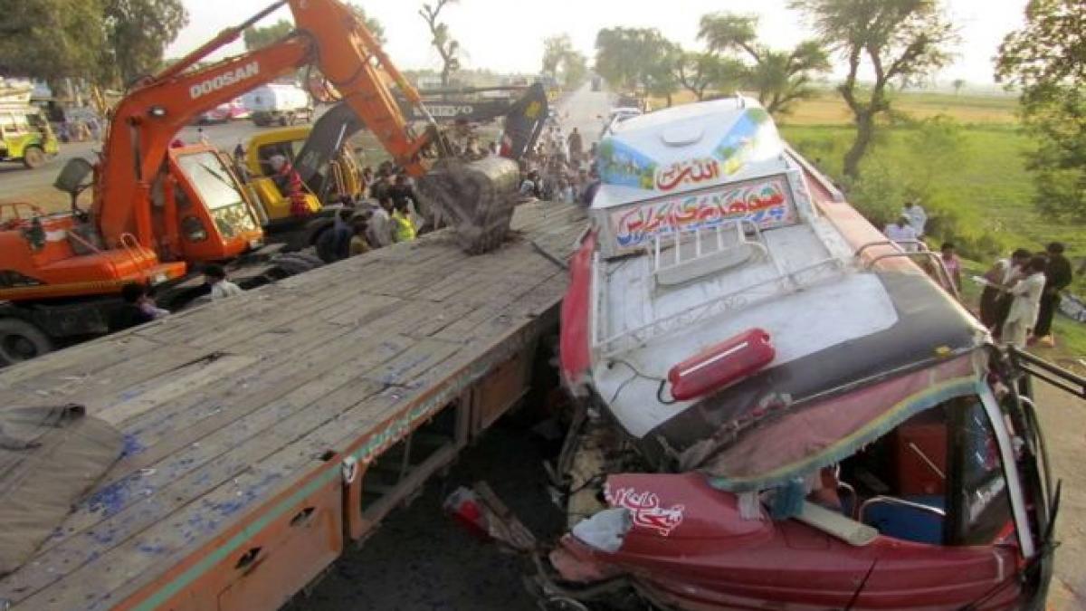 pakistan 56 de persoane au murit intr un grav accident de circulatie