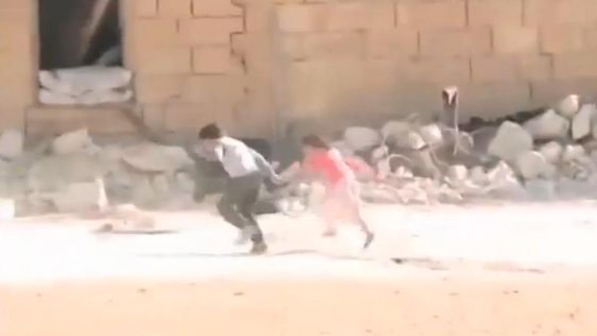 razboiul civil din siria face din copiii obisnuiti eroi momentul in care un baiat isi salveaza sora