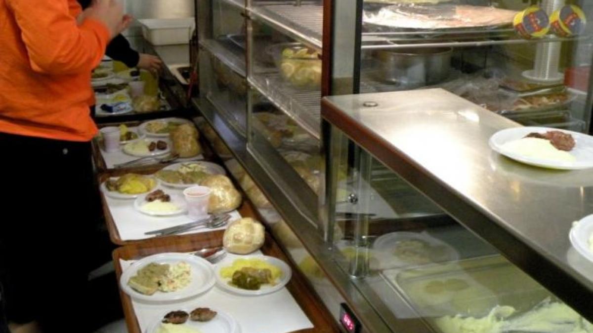 jumatate din beneficiarii de ajutoare sociale au renuntat la masa gratuita dupa ce li s a cerut sa