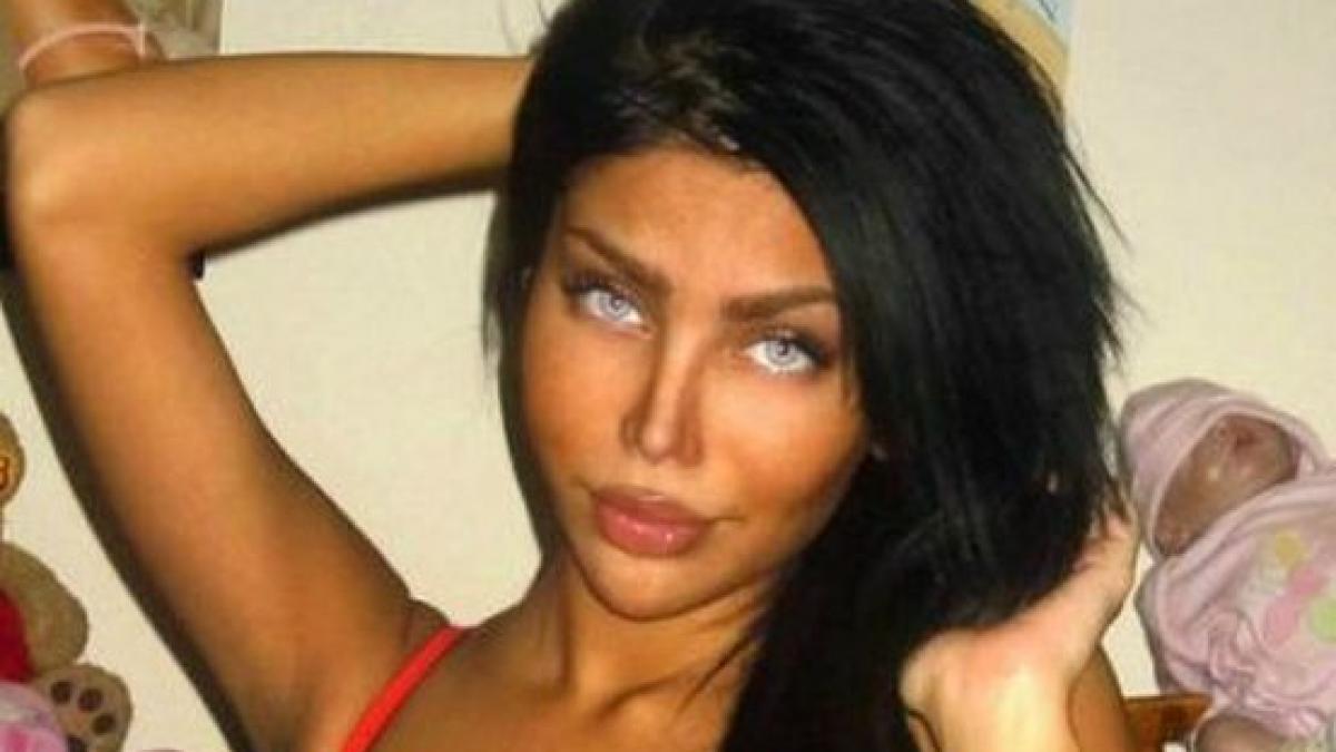 nimeni nu credea ca aceasta fata frumoasa mai face asta in camera ei cand o vedeau in cluburi toti