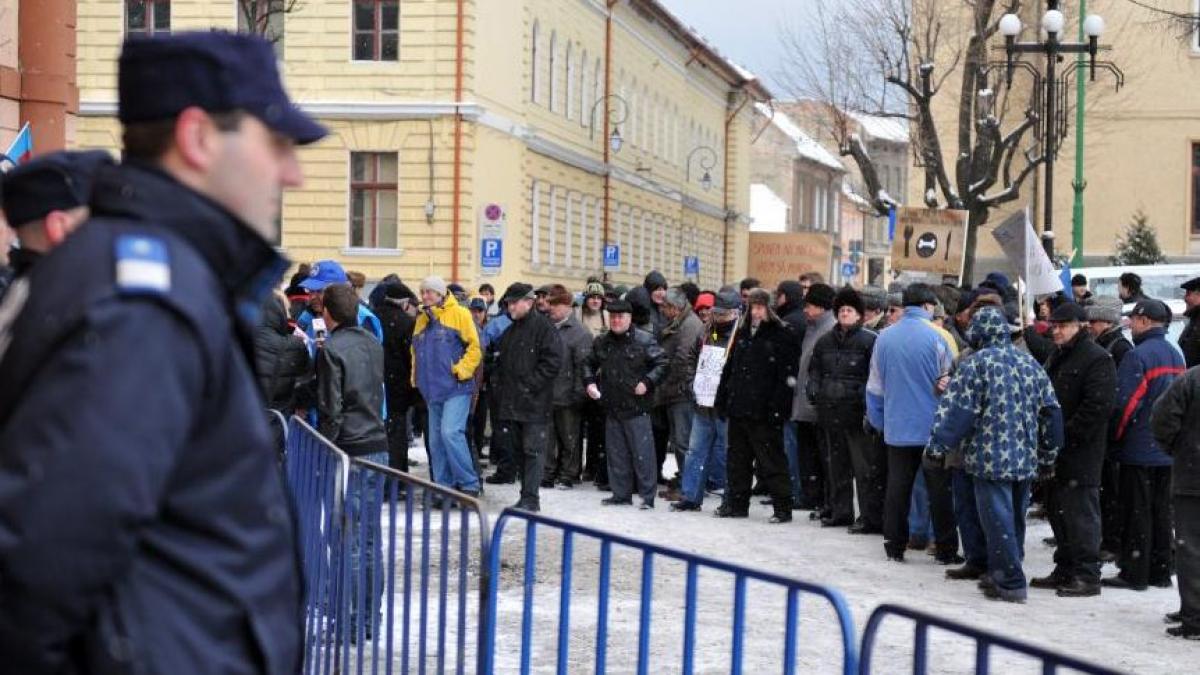 tariceanu vizat de proteste la brasov liderul manifestantilor luat pe sus de politisti dupa ce i a