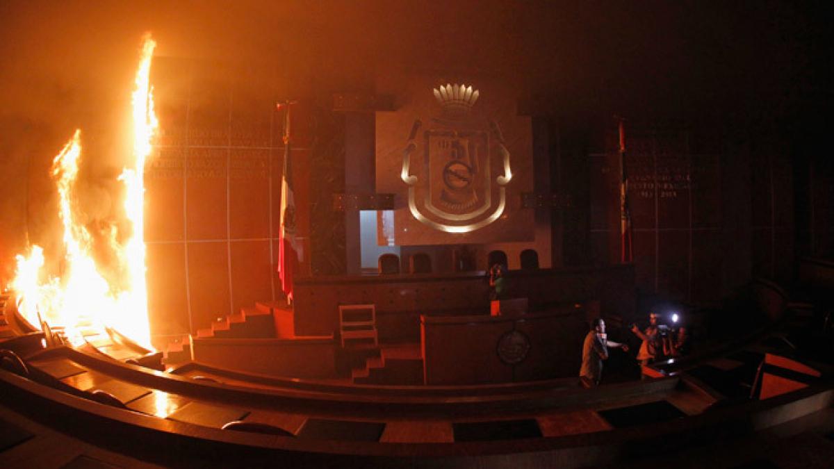 protestatarii mexicani au dat foc parlamentului din statul guerrero foto video