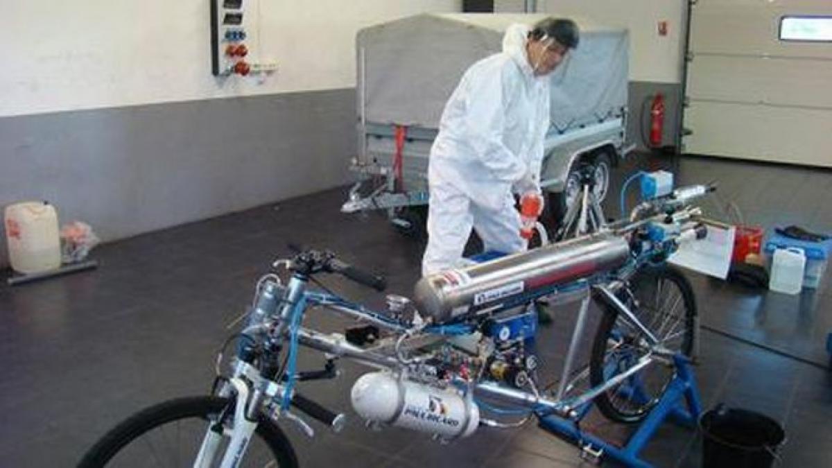 record mondial pentru omul racheta a atins viteza maxima de 333 km h pe bicicleta