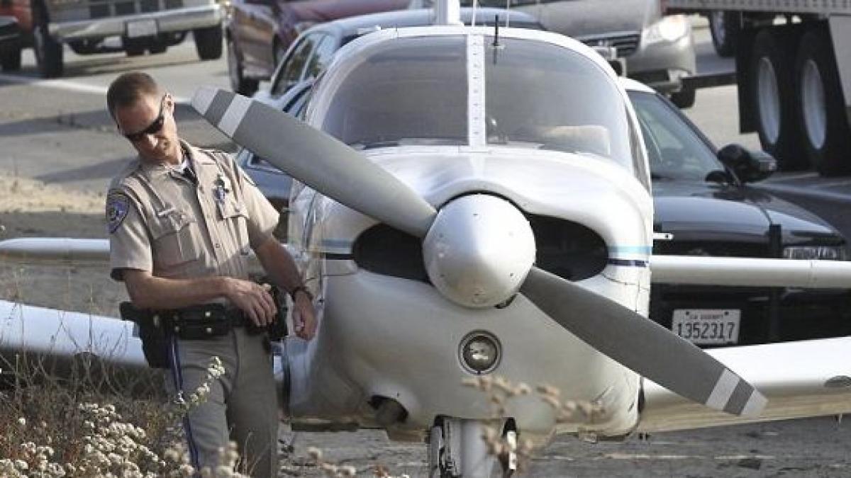 un avion de mici dimensiuni a aterizat pe o autostrada din arizona