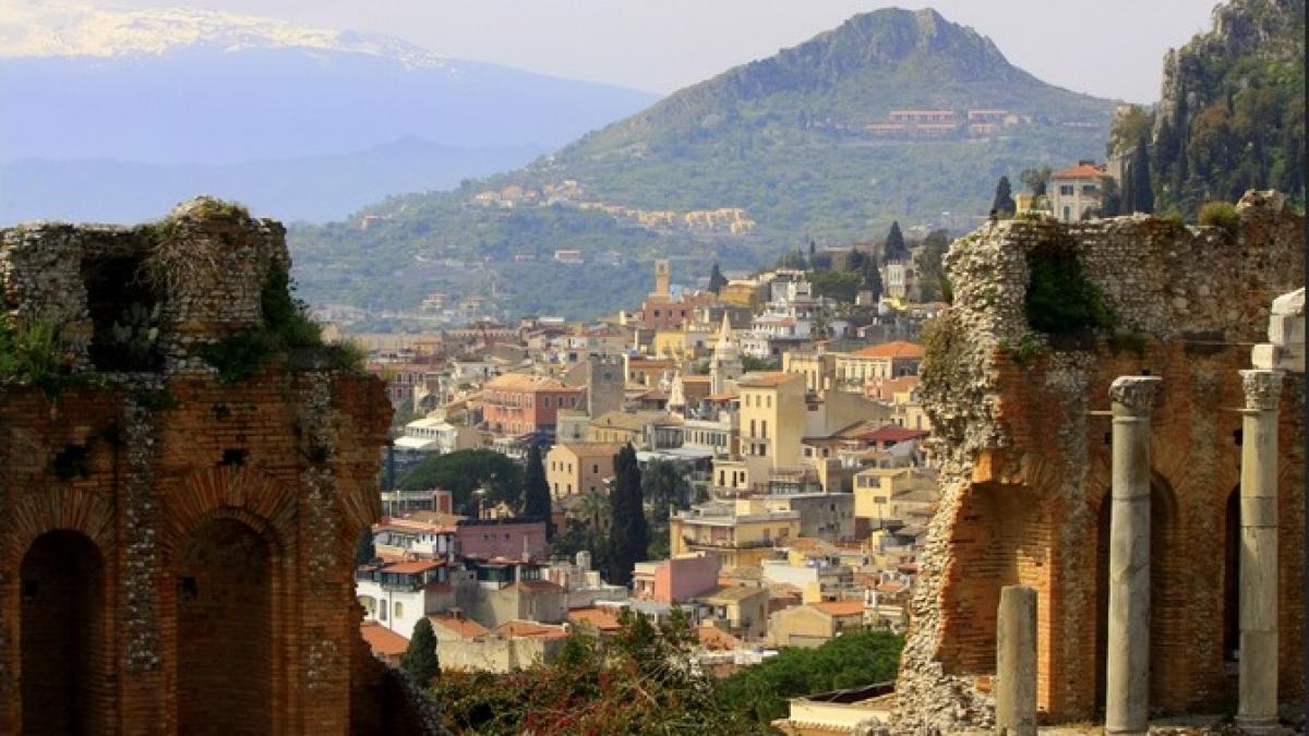 intampina noul an intr un mod pitoresc in taormina