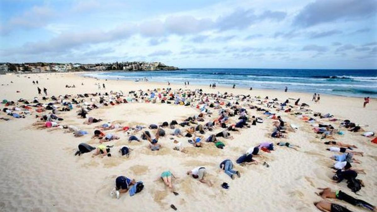 sute de oameni si au bagat capetele in nisip protestand fata de ignorarea incalzirii globale la g20