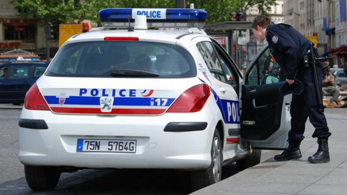 zece mii de politisti au protestat pe strazile din paris