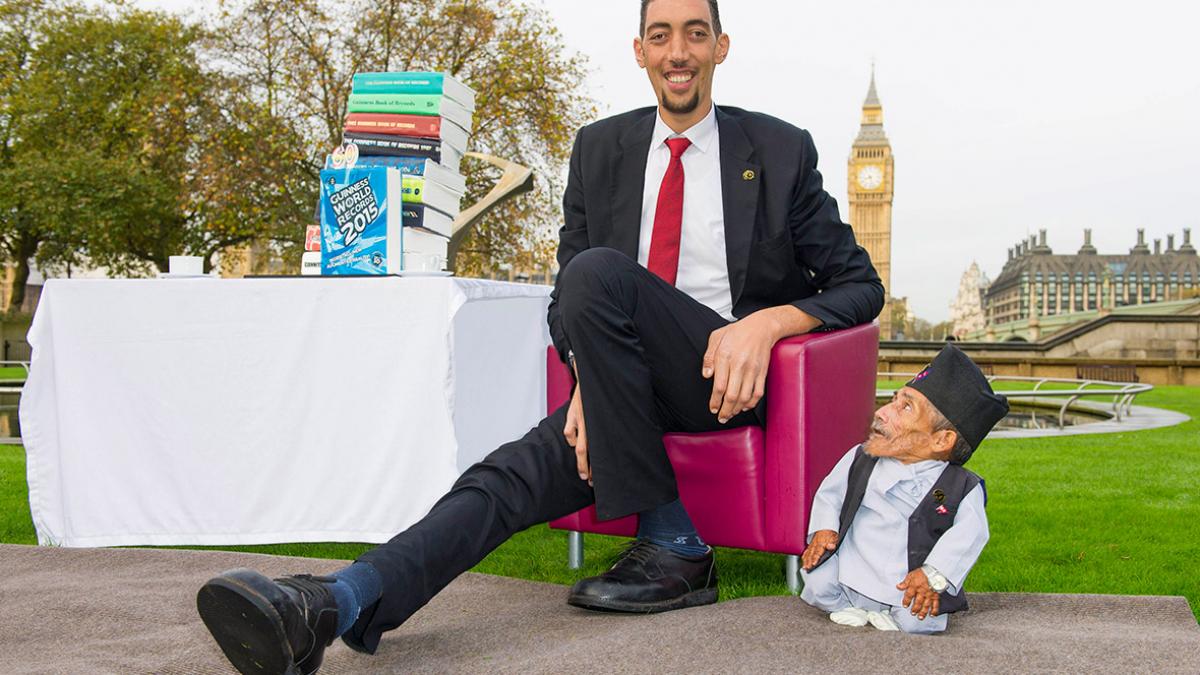 ziua recordurilor sarbatorita in intreaga lume cel mai inalt om de pe pamant s a plimbat cu cel mai