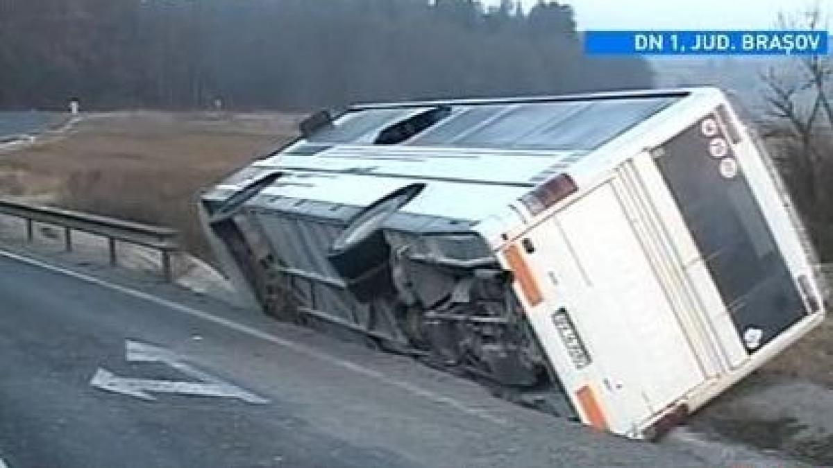 autocar cu 46 de pasageri rasturnat in judetul brasov
