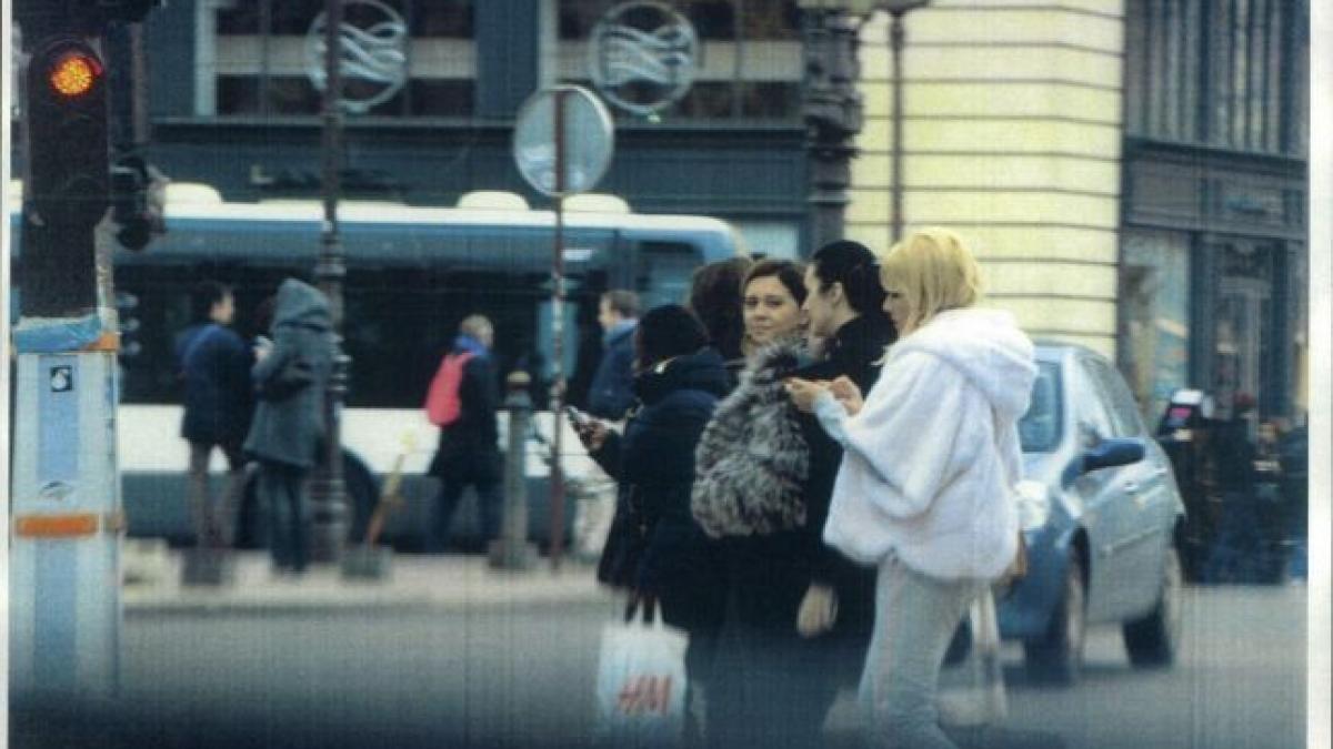 elena udrea se reculege dupa dezastrul din turul i la o partida de shopping la paris a anuntat ca