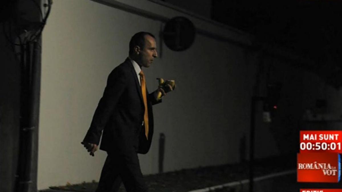 membru al biroului electoral central fotografiat la sediul pdl mihai gadea e ca si cand un arbitru