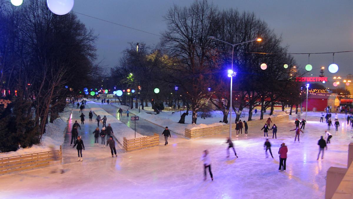 regatul ghetii in centrul moscovei cel mai mare patinoar 18 000 metri patrati de gheata