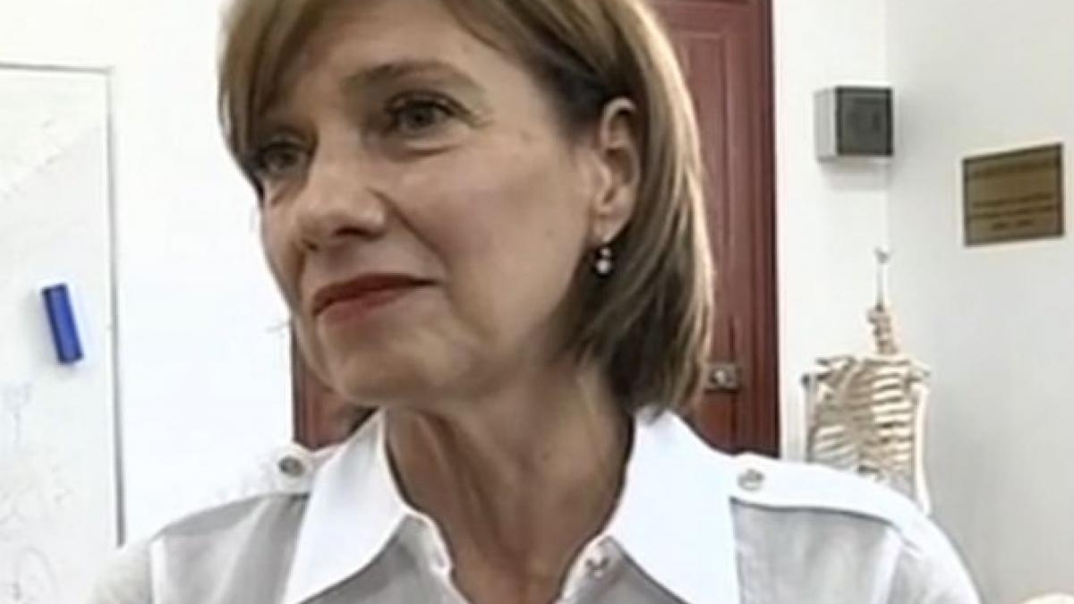 carmen iohannis primita cu aplauze la scoala unde preda