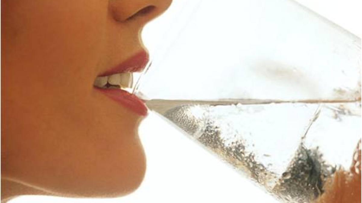 ce s a intamplat cu femeia care a baut 3 litri de apa in fiecare zi timp de o luna transformarea