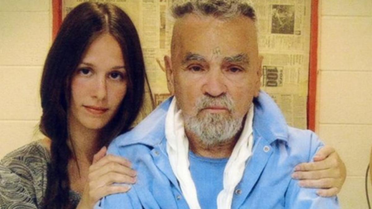 criminalul in serie charles manson in varsta de 80 de ani se va insura luna viitoare cu o tanara de