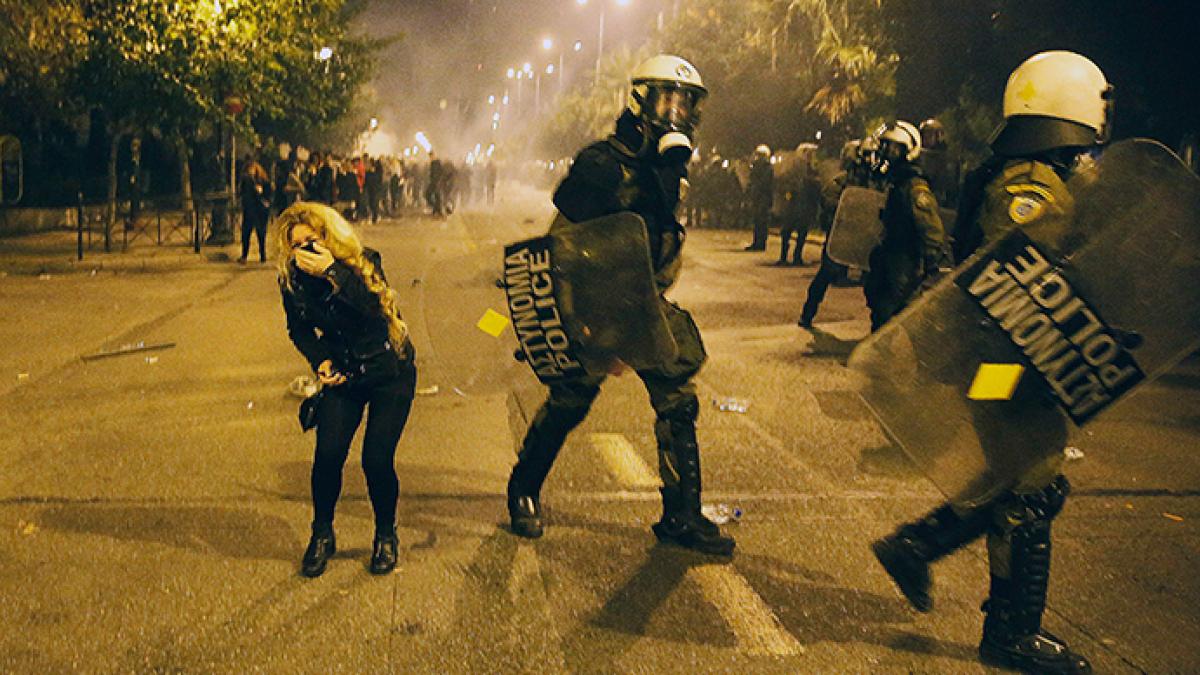 grecia confruntari violente pe strazile de langa ambasada sua din atena foto video