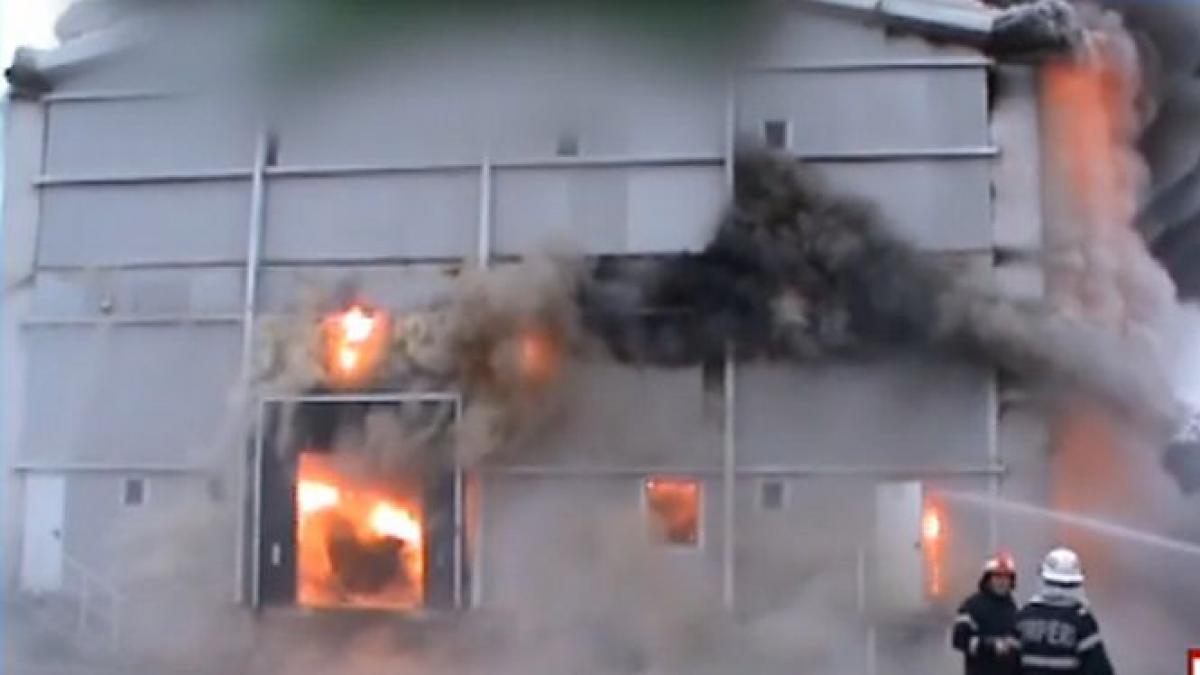 o fabrica de mezeluri din arges a ars in intregime doi dintre pompieri au scapat in ultima clipa