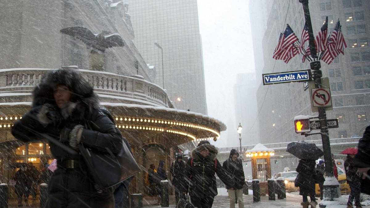 un val polar a pus stapanire peste america la ny masinile s au blocat pe autostrada unde zapada