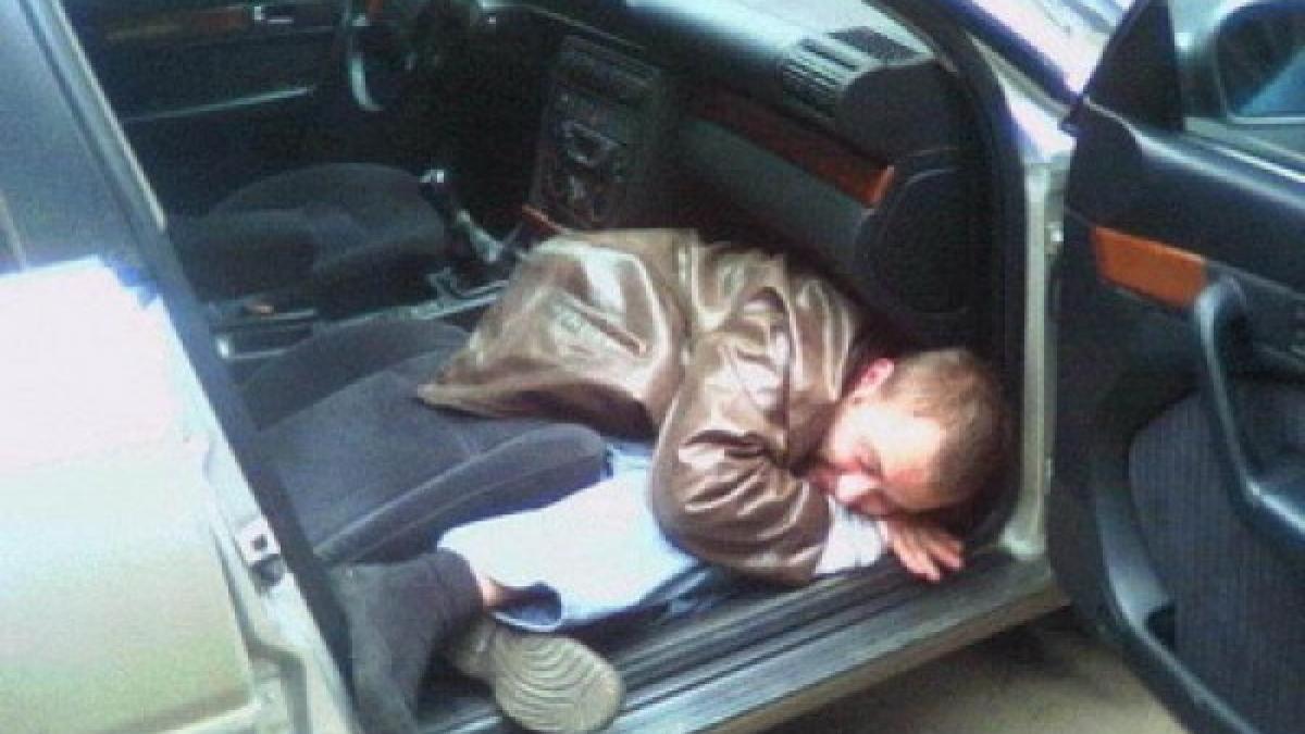 era atat de beat incat politistii l au dus pe brate la spital pentru a i recolta probele biologice