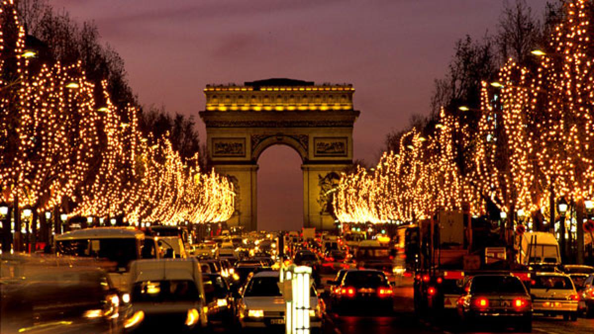 parisul s a imbracat de sarbatoare luminile s au aprins pe champs elysees