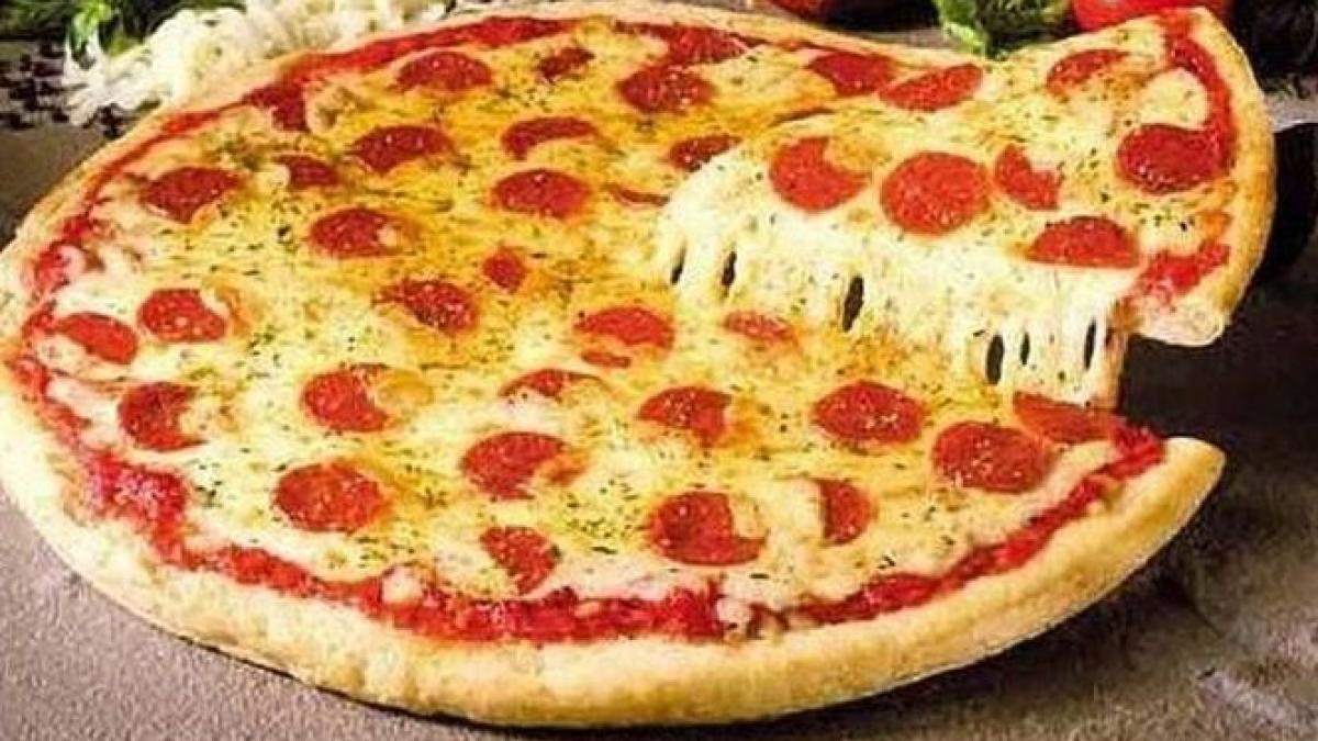 imaginatia romanilor nu are limite a aparut pizza iohannis cu salam de sibiu
