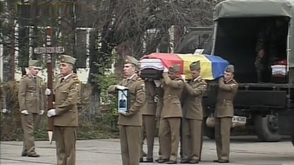 ceremonie pentru victimele accidentului aviatic la comemorare participa si klaus iohannis