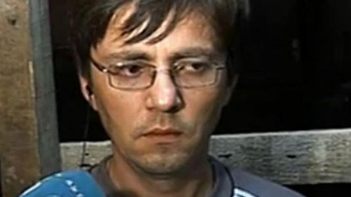 adrian zglobiu barbatul care l a scuipat pe traian basescu condamnat la trei luni de inchisoare cu