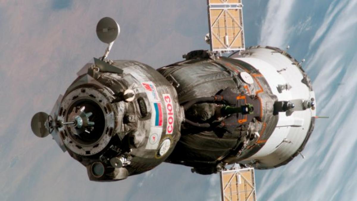 naveta soyuz a andocat la statia spatiala internationala capsula a transportat trei astronauti pe