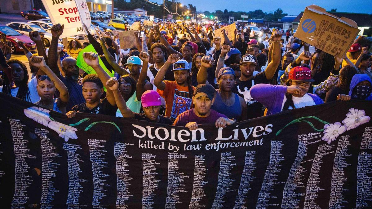 a pornit revolta in ferguson sua dupa ce politistul care a impuscat de 12 ori un adolescent de