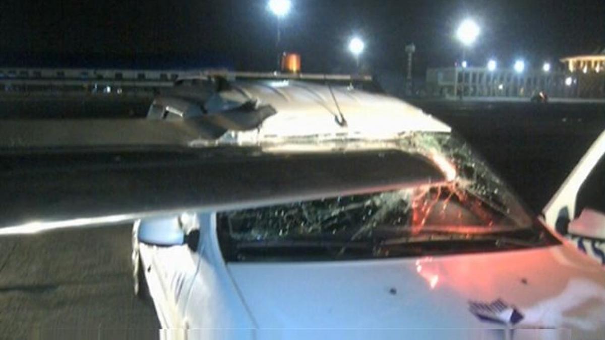 romania un avion a fost lovit de o masina