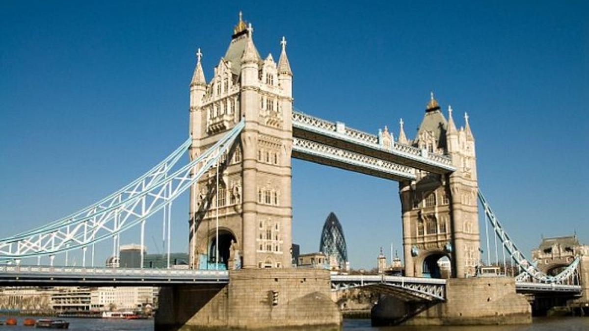 cum si au batut joc englezii de unul din simbolurile londrei era mort de beat