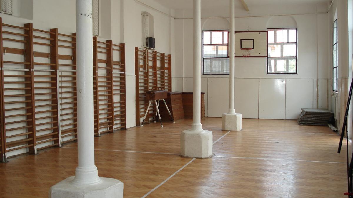 un profesor de sport a confundat scoala cu ringul de box a batut cu pumnii si picioarele un elev