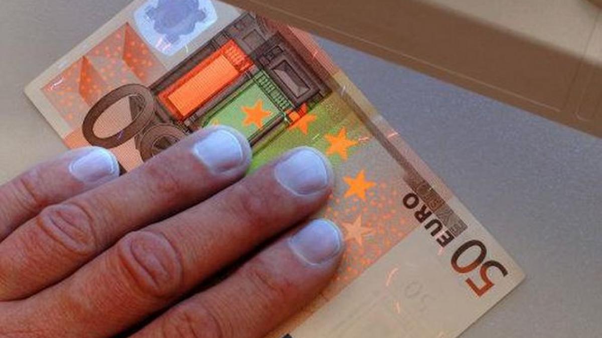 politia din napoli a destructurat un grup infractional care a distribuit in toata lumea milioane de