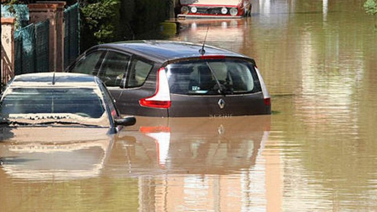 ploi torentiale si inundatii pe riviera franceza o persoana a murit si alte trei sunt date disparute