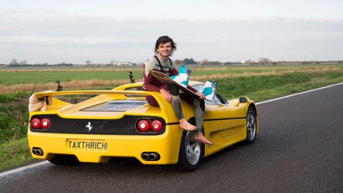 sport extrem un tanar s a lasat tras de un ferrari cu 130 km h video