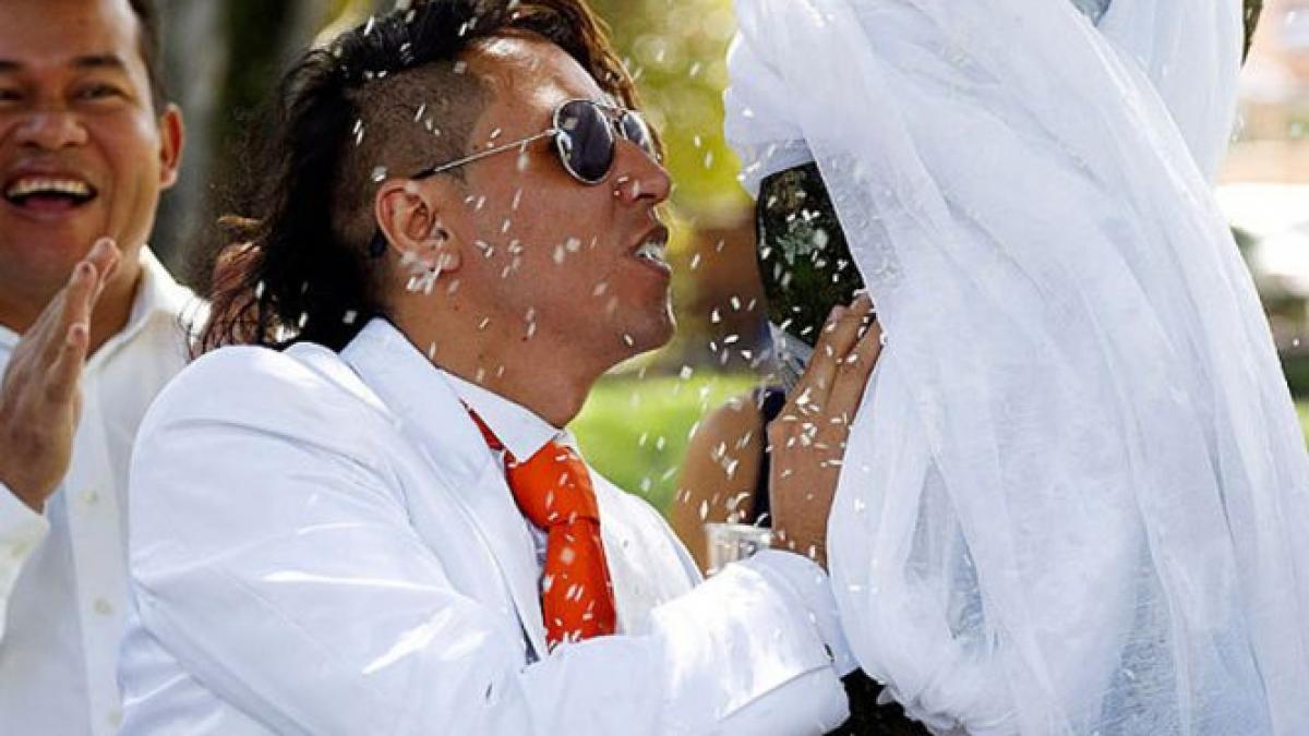 un barbat s a insurat cu un copac pentru a doua oara video