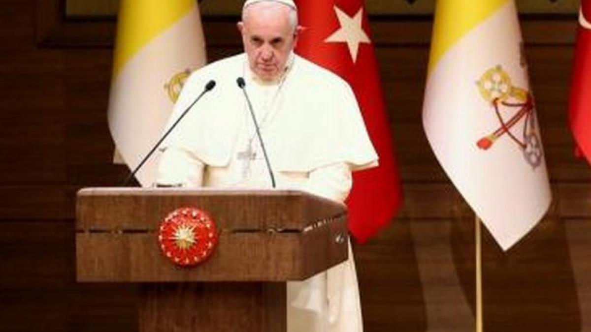 moment istoric la istanbul papa francisc s a intalnit cu patriarhul ecumenic de constantinopol