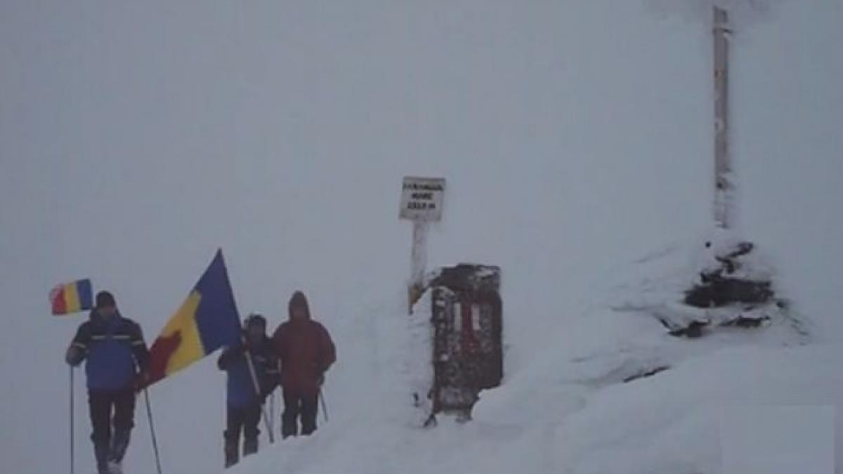 de 1 decembrie drapelul romaniei a fost arborat pe varful parangul mare