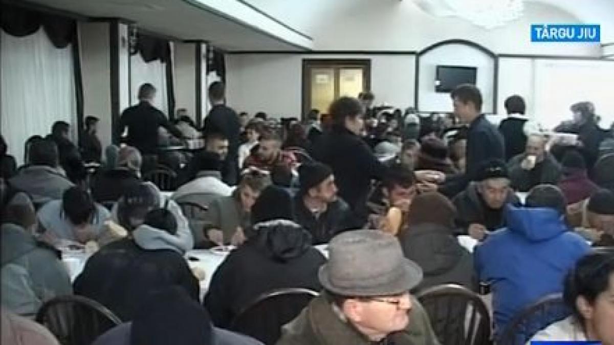 imbulzeala la fasole cu ciolan la targu jiu oamenii s au imbrancit pentru a prinde o portie de