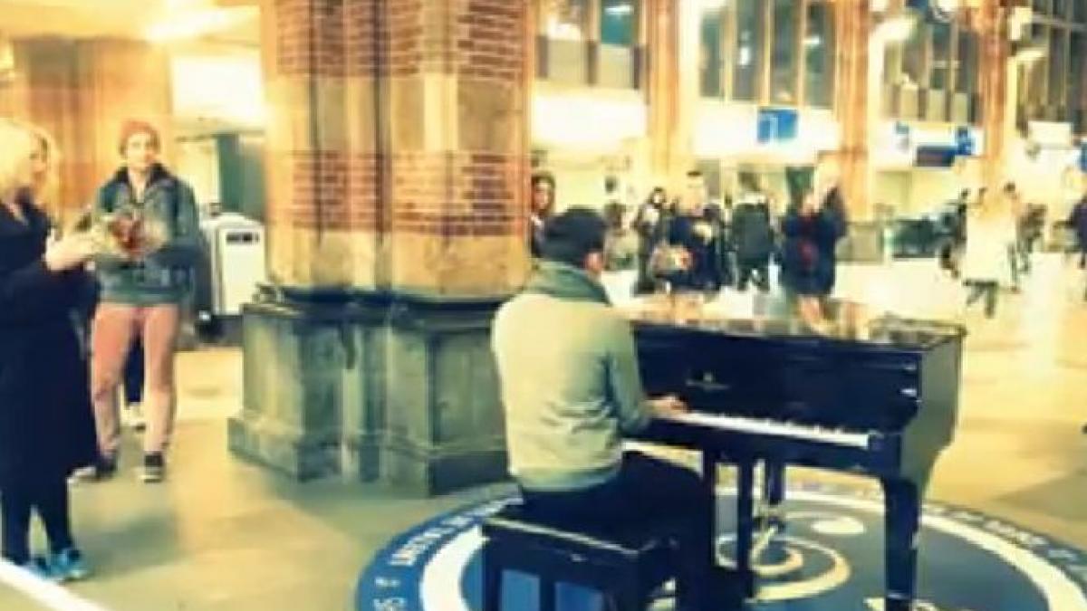 un roman a cantat imnul national la pian in gara din amsterdam