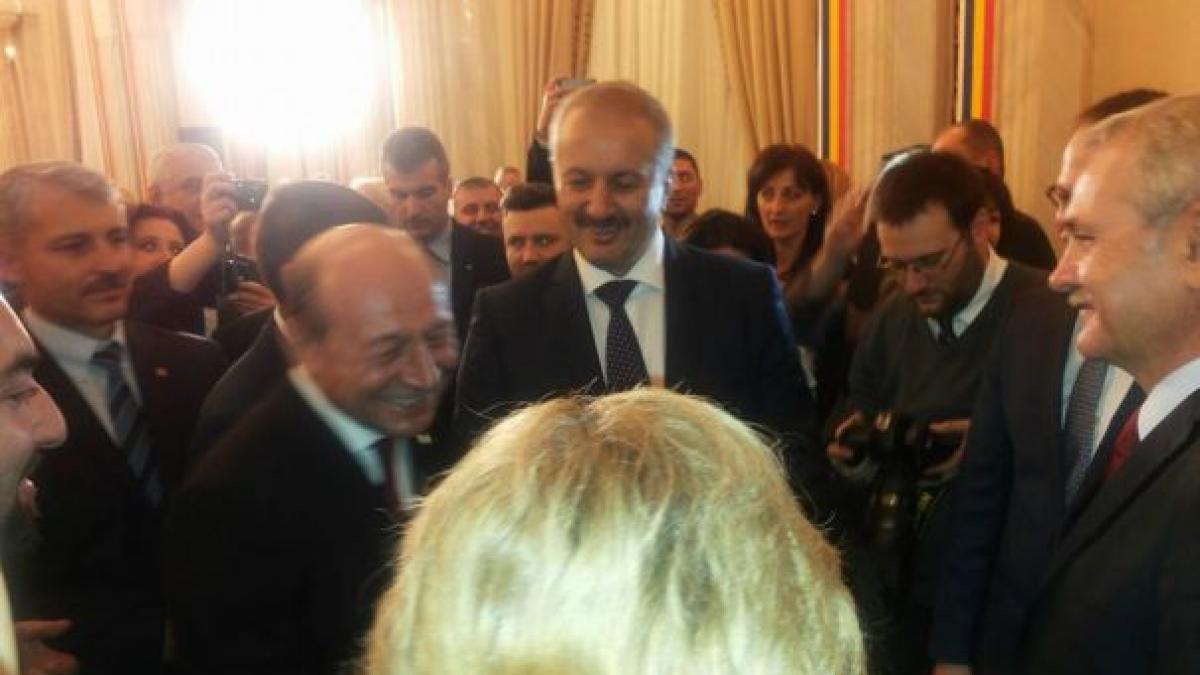 fotografia la care nu se astepta nimeni dragnea si basescu au plecat impreuna de la receptia
