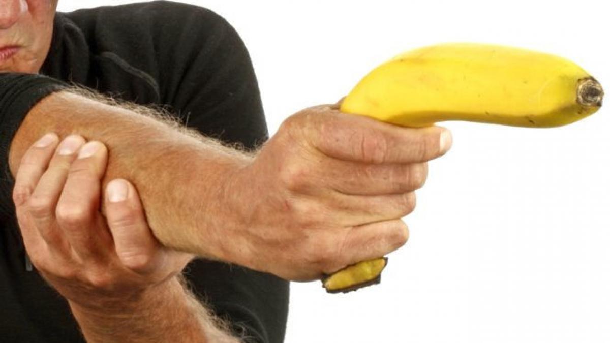 un barbat din colorado este acuzat ca a amenintat doi politisti cu o banana